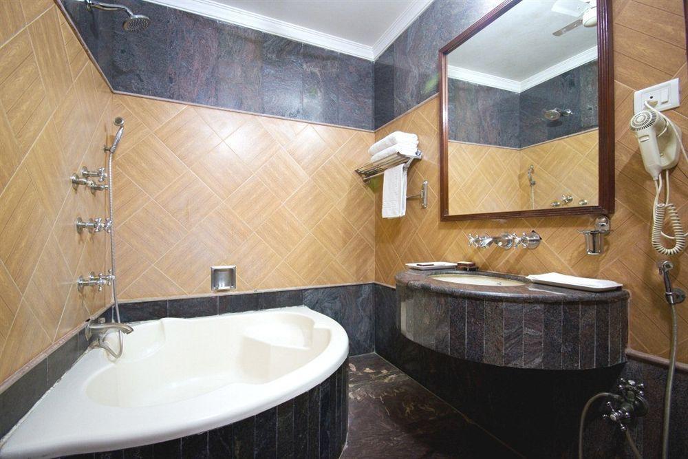 Hotel Sunstar Grand Delhi  Buitenkant foto