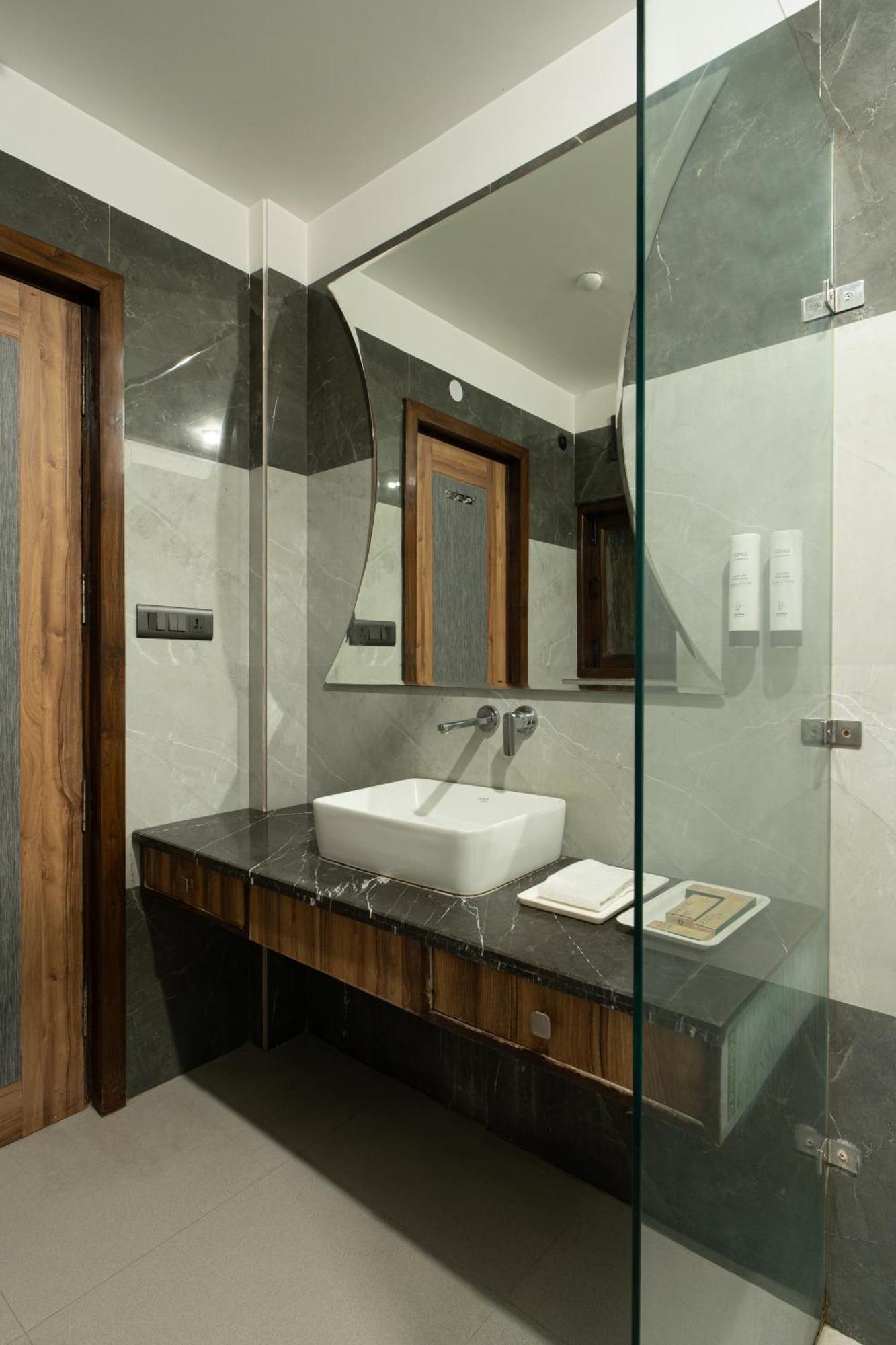 Hotel Sunstar Grand Delhi  Buitenkant foto