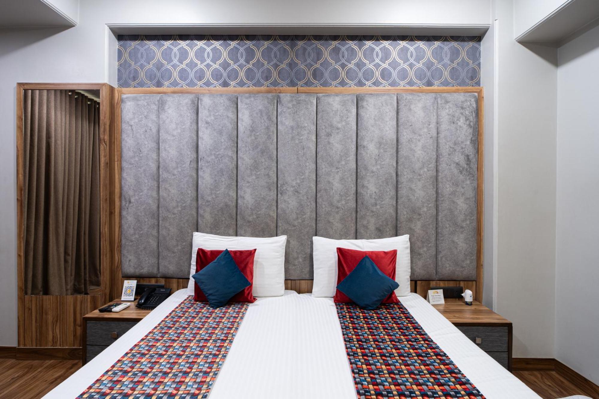 Hotel Sunstar Grand Delhi  Buitenkant foto