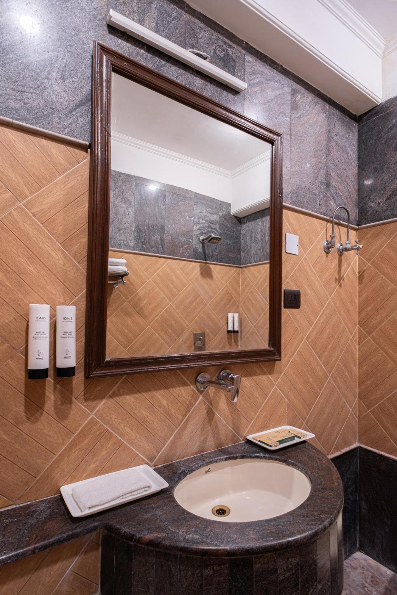 Hotel Sunstar Grand Delhi  Buitenkant foto