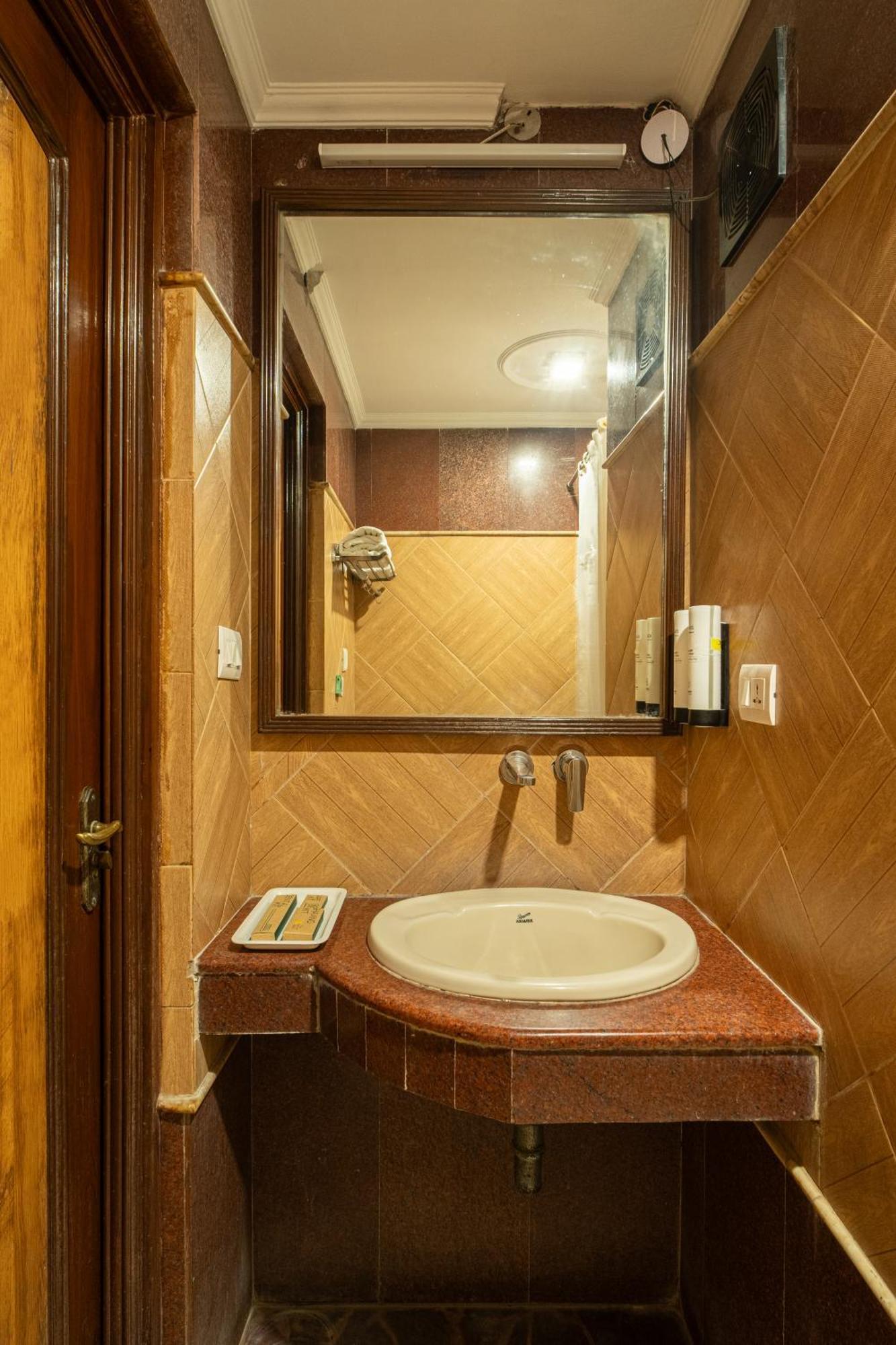 Hotel Sunstar Grand Delhi  Buitenkant foto