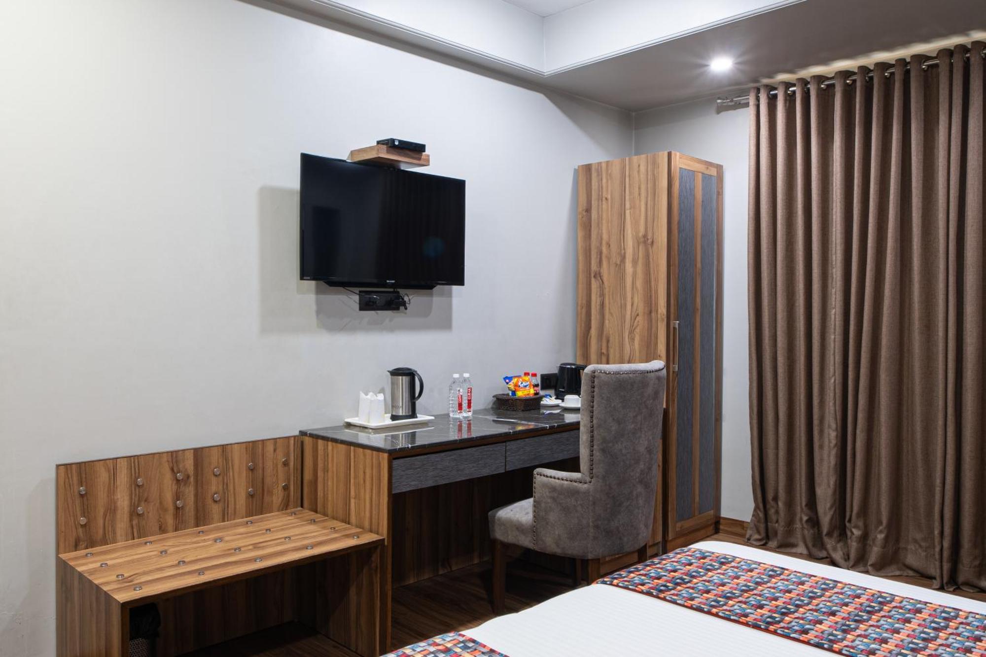 Hotel Sunstar Grand Delhi  Buitenkant foto