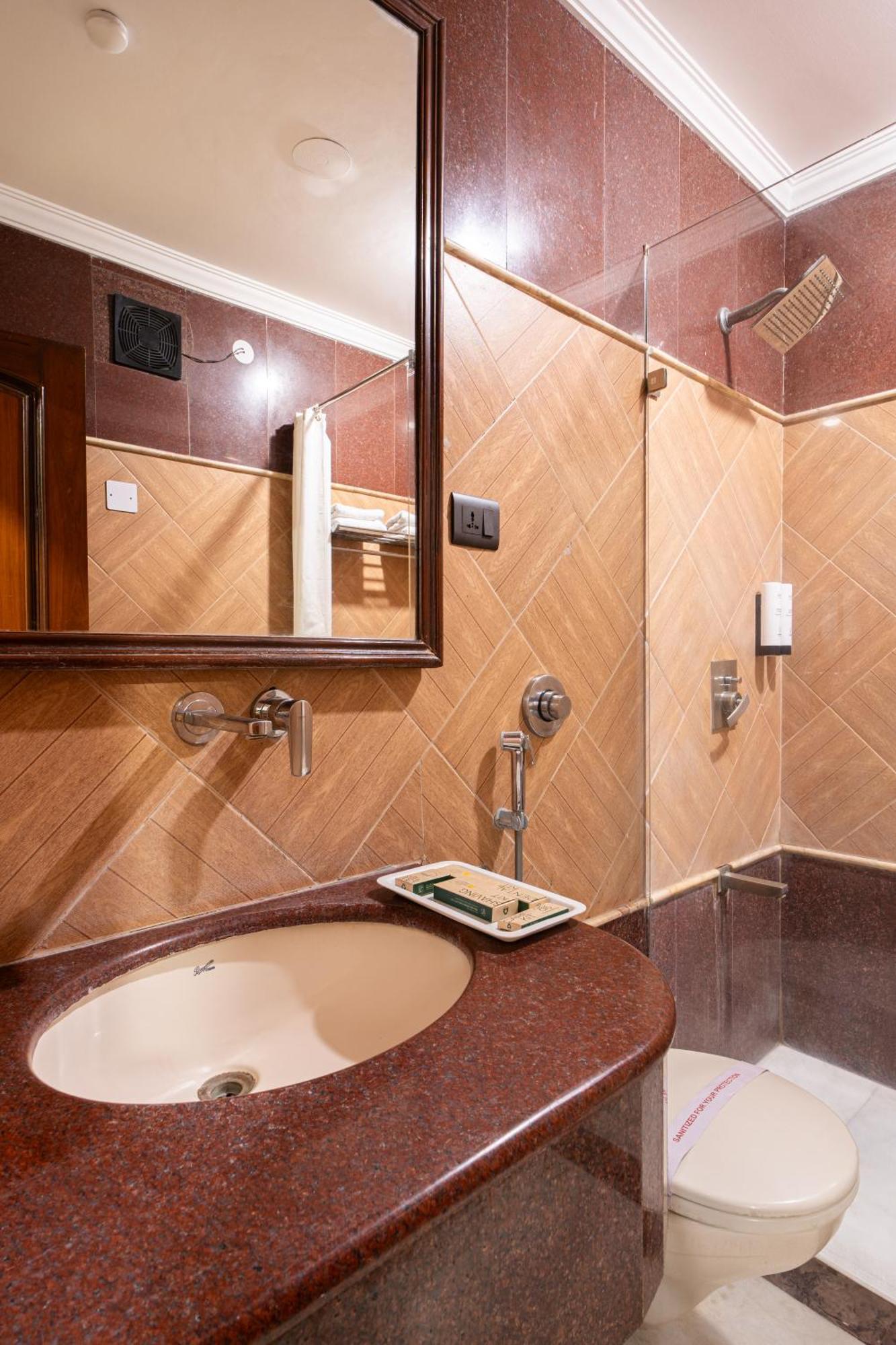 Hotel Sunstar Grand Delhi  Buitenkant foto
