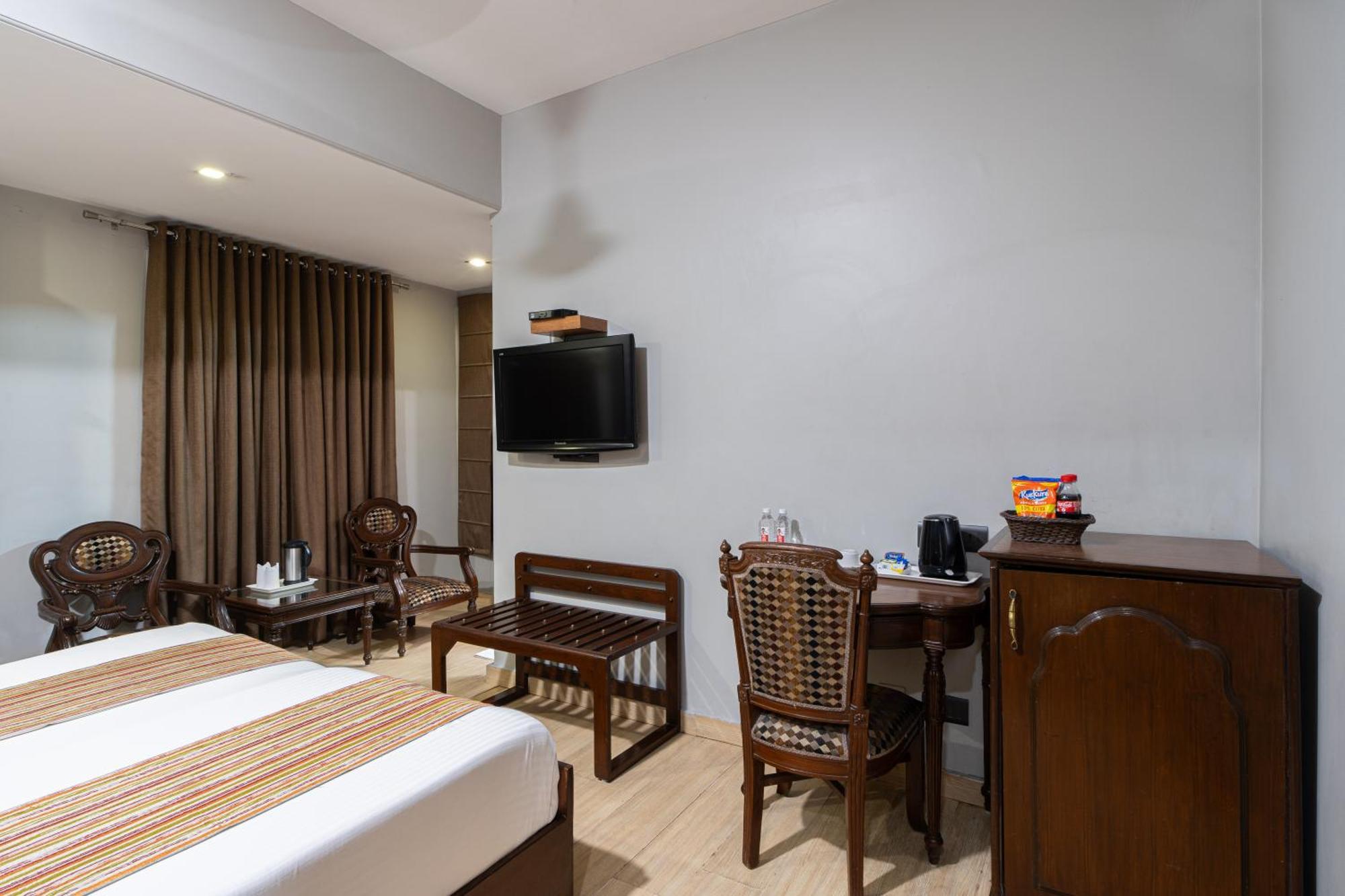Hotel Sunstar Grand Delhi  Buitenkant foto