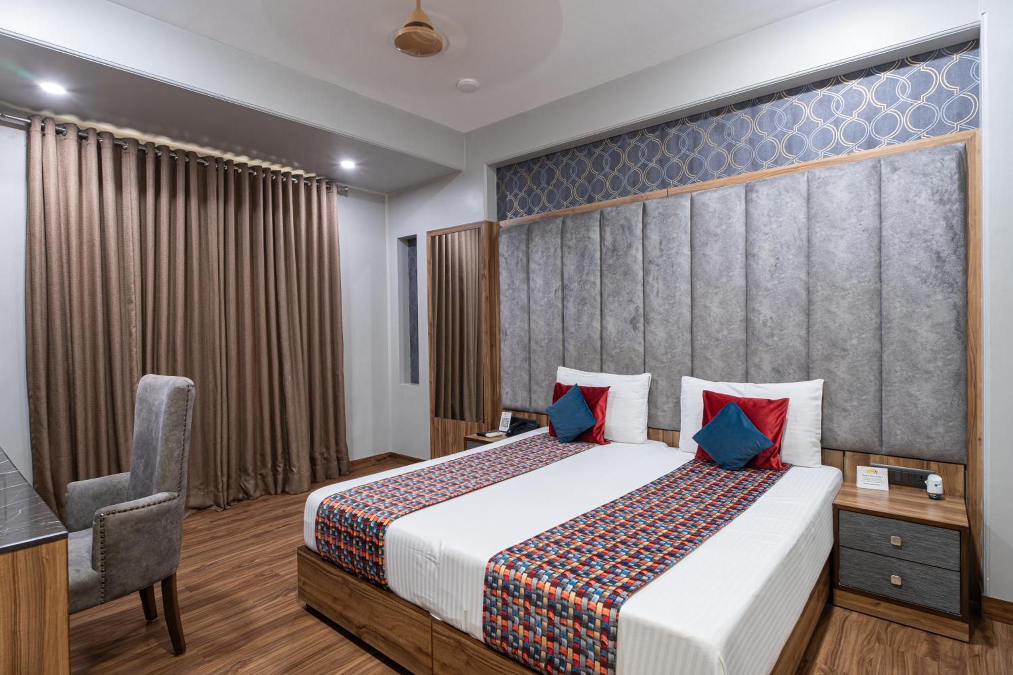 Hotel Sunstar Grand Delhi  Buitenkant foto