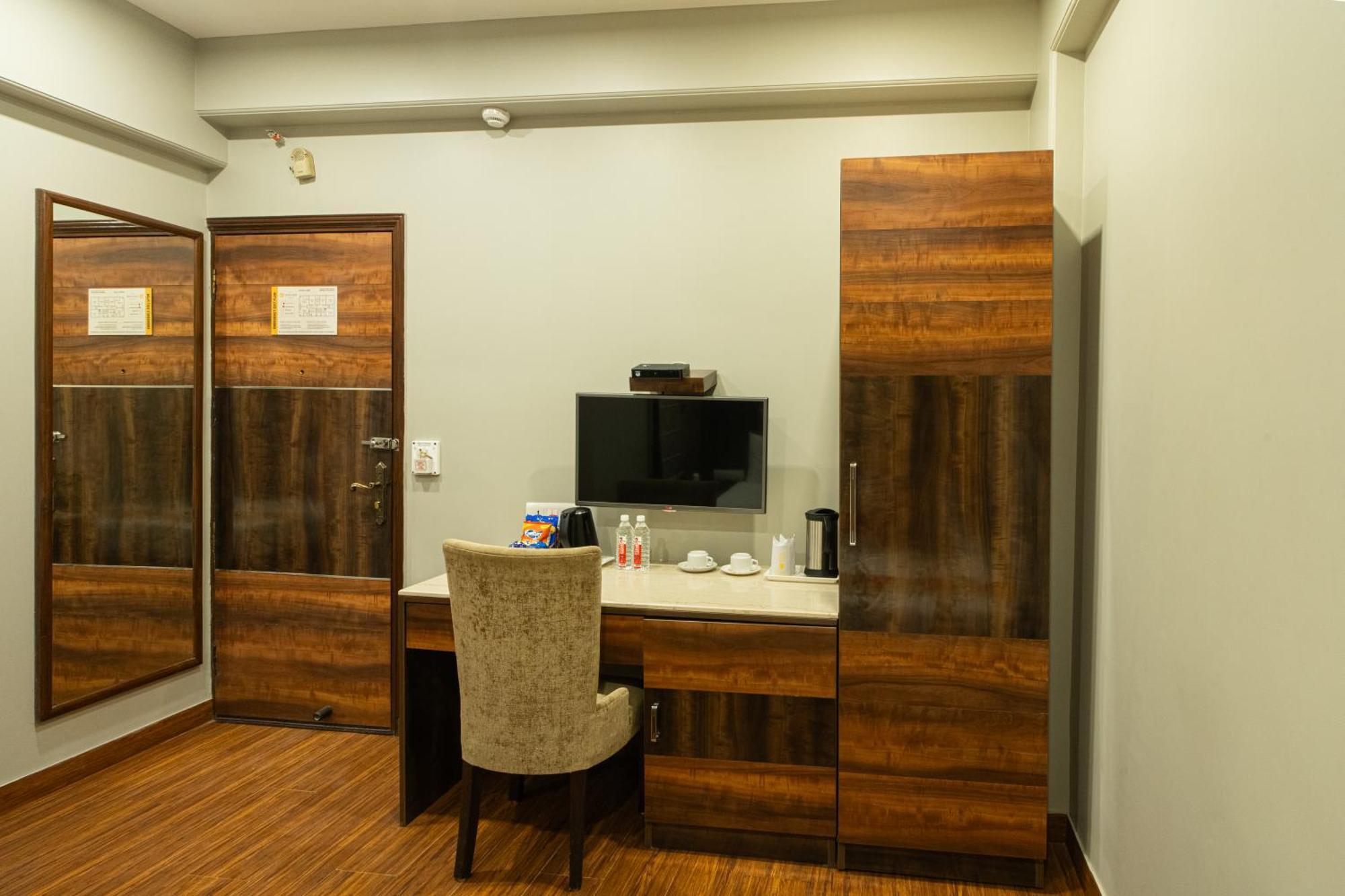 Hotel Sunstar Grand Delhi  Buitenkant foto