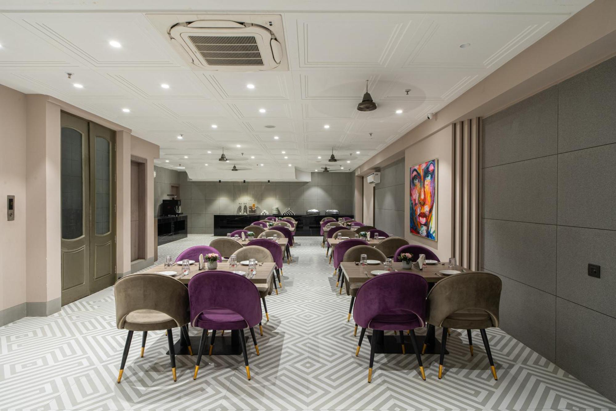 Hotel Sunstar Grand Delhi  Buitenkant foto