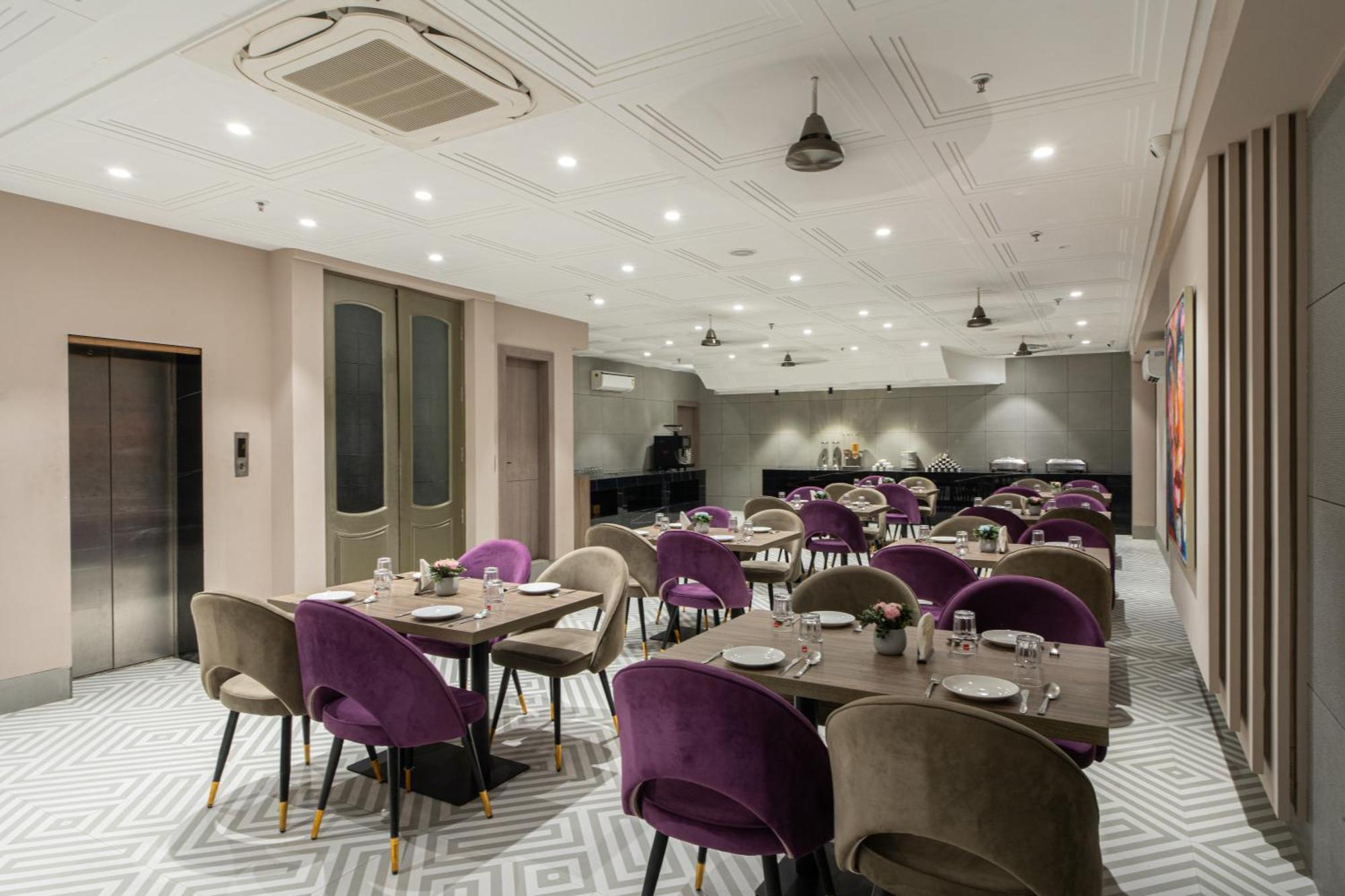 Hotel Sunstar Grand Delhi  Buitenkant foto