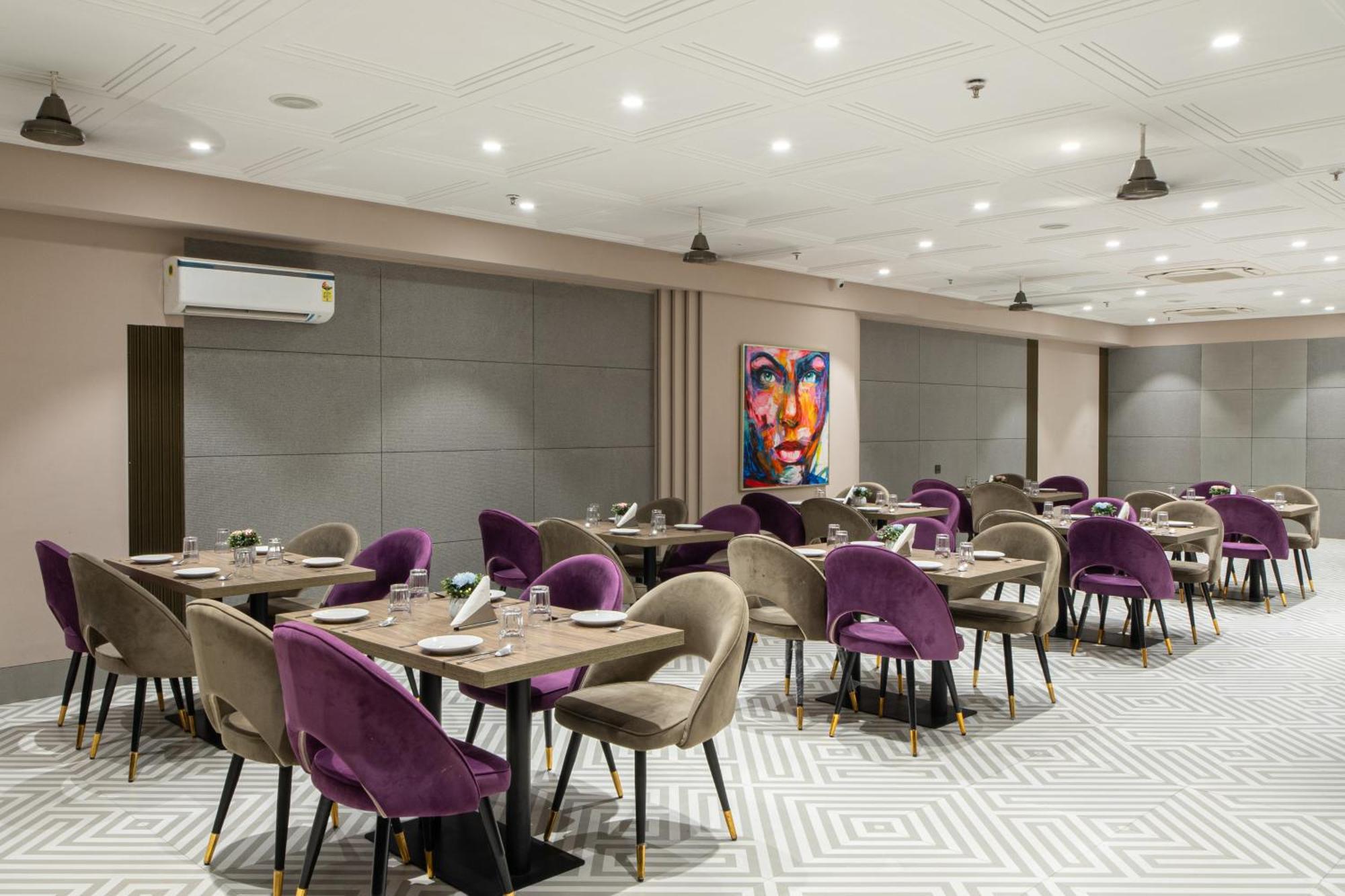 Hotel Sunstar Grand Delhi  Buitenkant foto