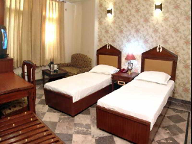 Hotel Sunstar Grand Delhi  Buitenkant foto