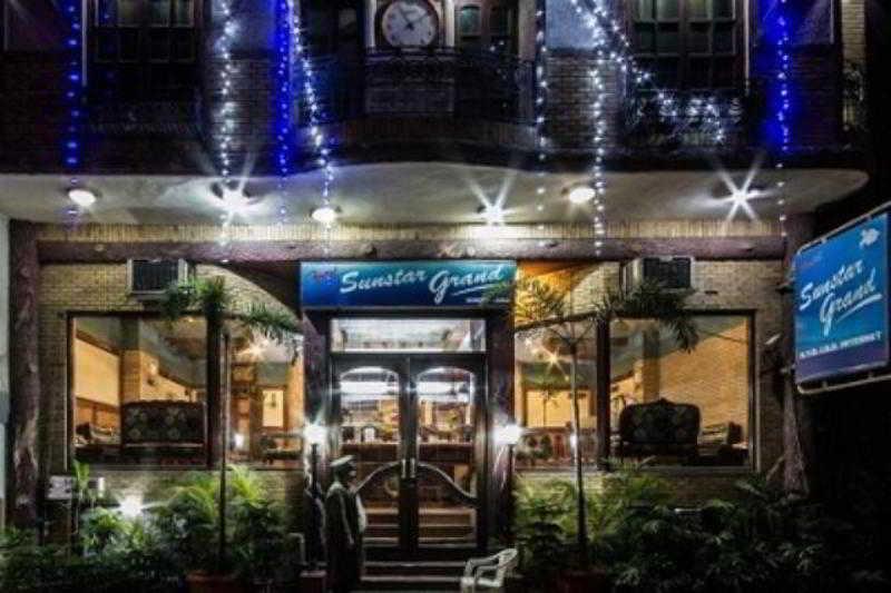 Hotel Sunstar Grand Delhi  Buitenkant foto