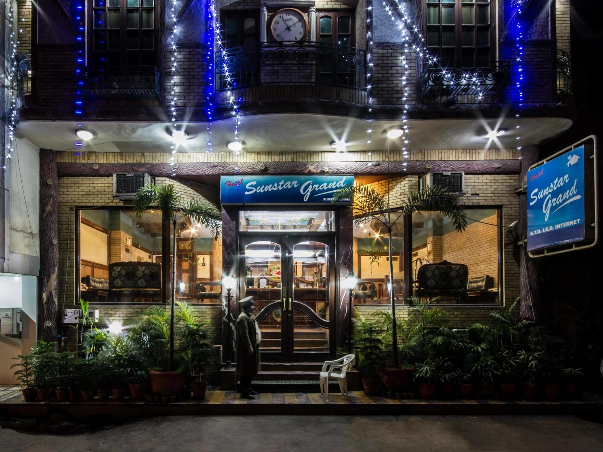 Hotel Sunstar Grand Delhi  Buitenkant foto