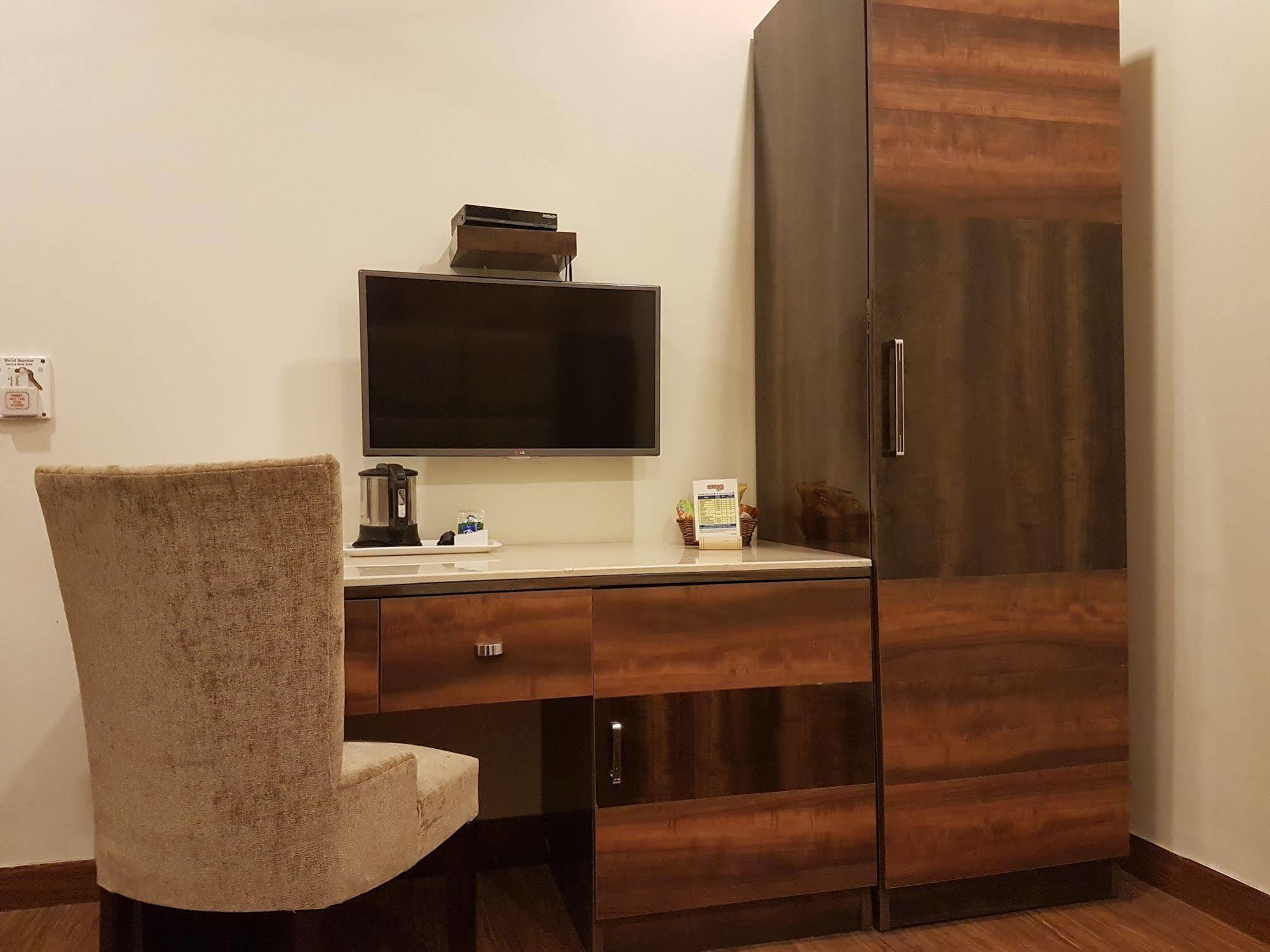 Hotel Sunstar Grand Delhi  Buitenkant foto