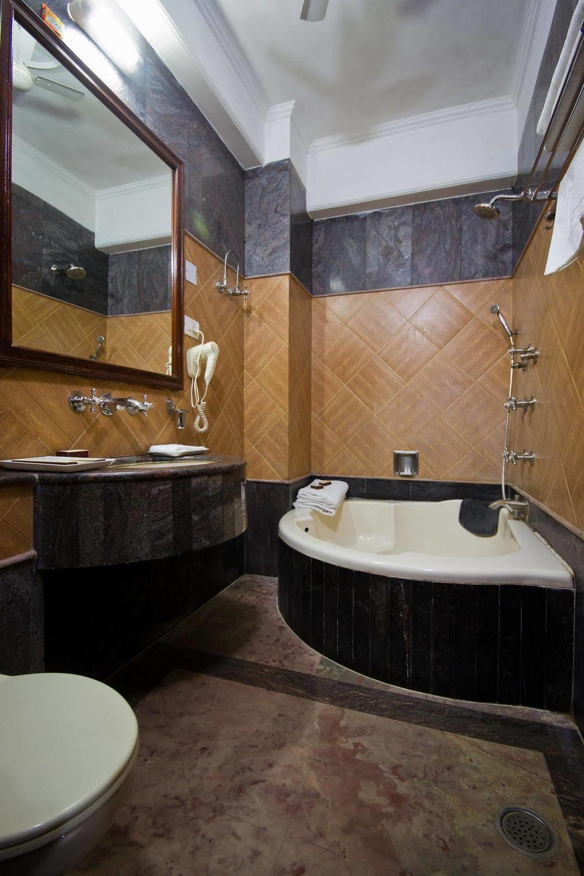 Hotel Sunstar Grand Delhi  Buitenkant foto