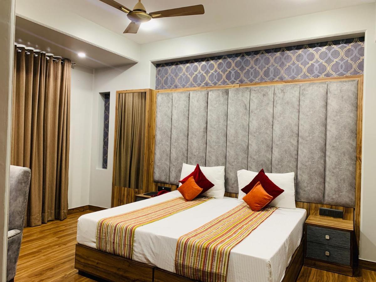 Hotel Sunstar Grand Delhi  Buitenkant foto