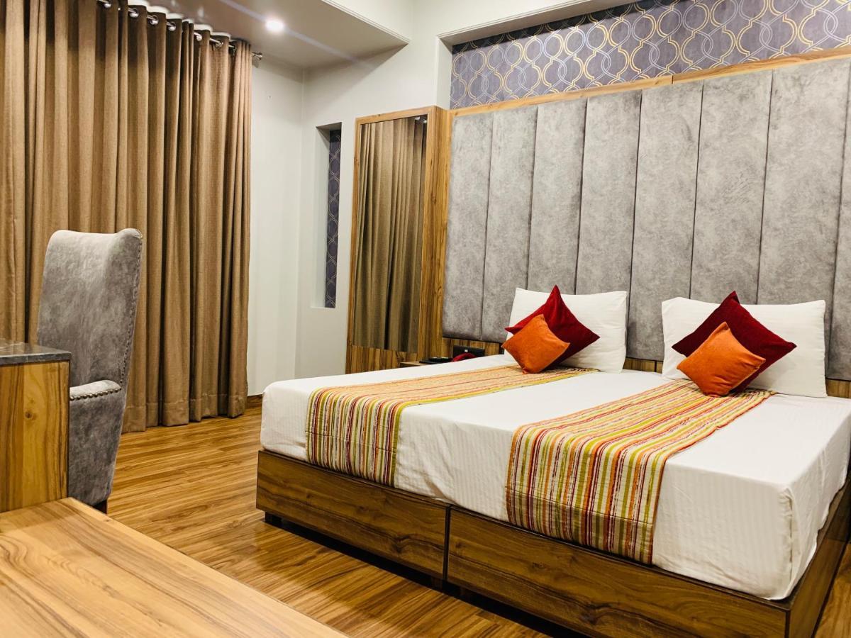 Hotel Sunstar Grand Delhi  Buitenkant foto